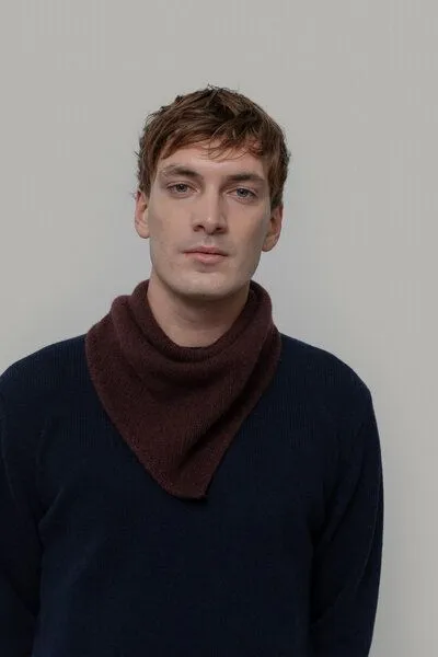 Rifò - Circular Fashion Made in Italy Rifò - Circular Fashion Made in Italy gestricktes Bandana/ Dreieckstuch Masha aus Recycelter Kaschmirwolle, Braun, – Produktbild 1 von 2
