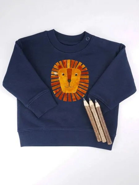 MelaDi Meladi Kinder Baby - Sweater aus Biobaumwolle - Löwe auf Navy Blue, Blau, – Produktbild 4 von 6