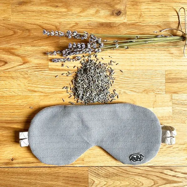 Burst Burst Schlafmaske wahlweise mit Lavendel, Zirbenholz oder Rosenblütenblätter, Stone (grau), – Produktbild 1 von 7