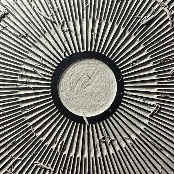 Veskor Cassiopeia Veskor Cassiopeia CENTRAL SUN SQUARE Sonnen Linoldruck | 22 × 22 cm | Lichtgold auf Smaragdgrün – Produktbild 3 von 4
