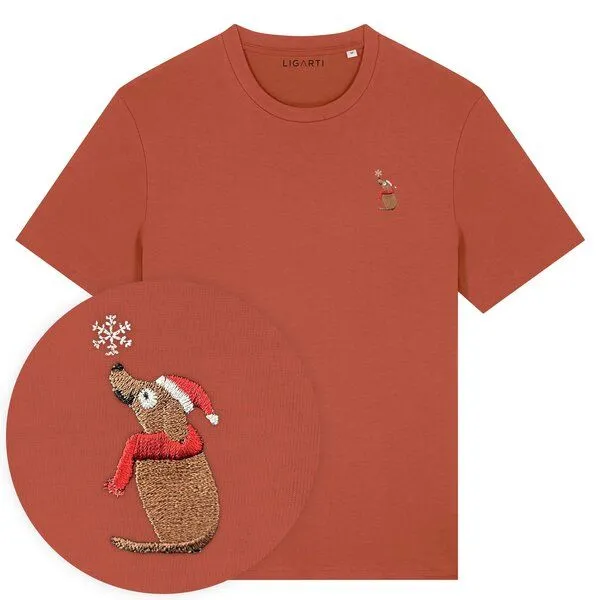 LIGARTI Besticktes T-Shirt – Thomas der Weihnachtshund – LIGARTI Tiermanufaktur, Terracotta, – Produktbild 1 von 3