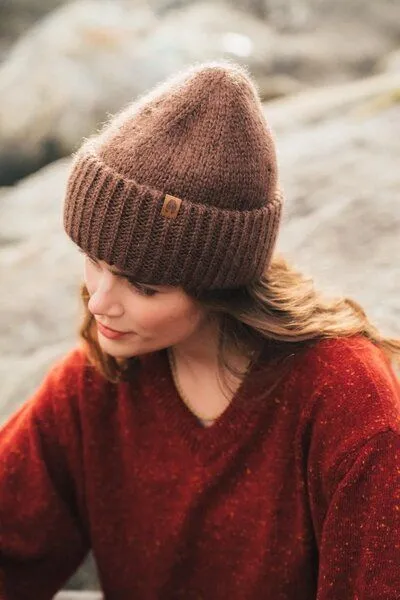 Kopyto Kopyto SAOLA – Flauschige Mütze aus Mohair und Seide, Braun, – Produktbild 3 von 4