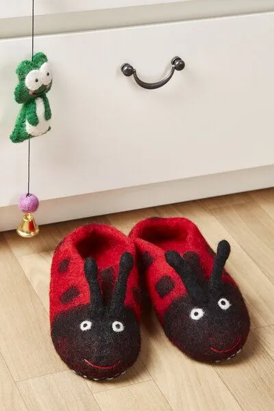 short'n'pietz short'n'pietz Hausschuhe Marienkäfer, handgefilzt für Babies oder Kinder, Rot schwarz, – Produktbild 2 von 3