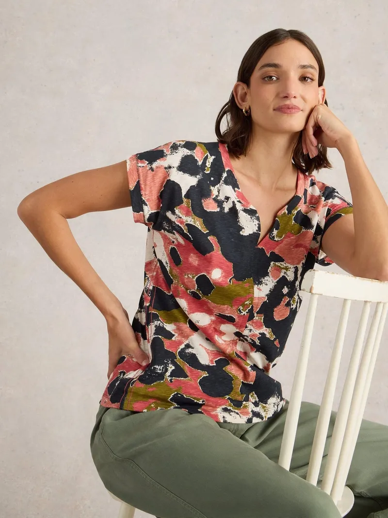 White Stuff T-Shirt Nelly mit Keilausschnitt - 34, Schwarz print, – Produktbild 1 von 4