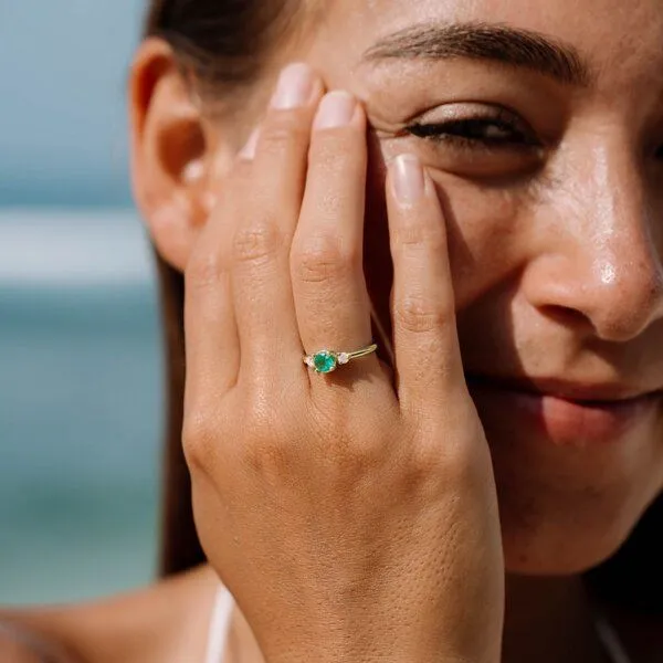 Spirit of Island Spirit of Island Gold Ring | Smaragd & Diamanten Paar, Grün, – Produktbild 4 von 4