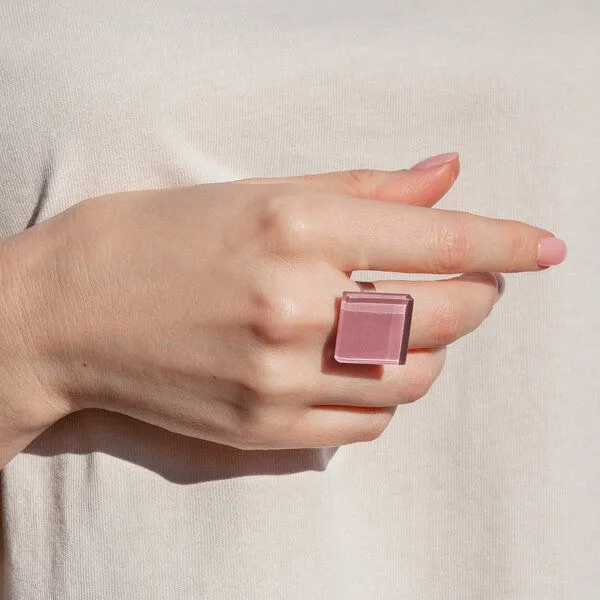 ALEXASCHA ALEXASCHA Geometrischer Statement Ring aus Glas PUREFORM, Rosenquarz rosa, – Produktbild 2 von 4