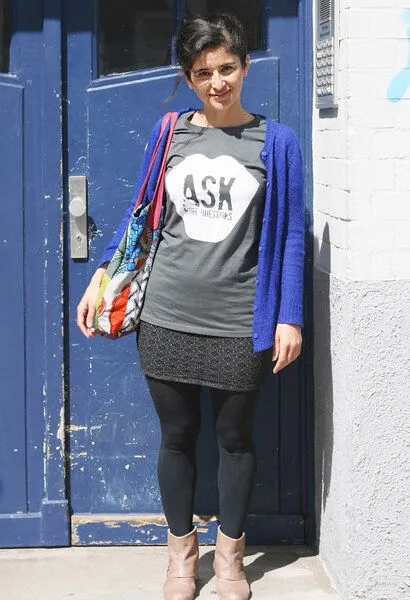 Lena Schokolade Lena Schokolade ASK MORE QUESTIONS - Frauen T-Shirt, Dunkelgrau, – Produktbild 2 von 2