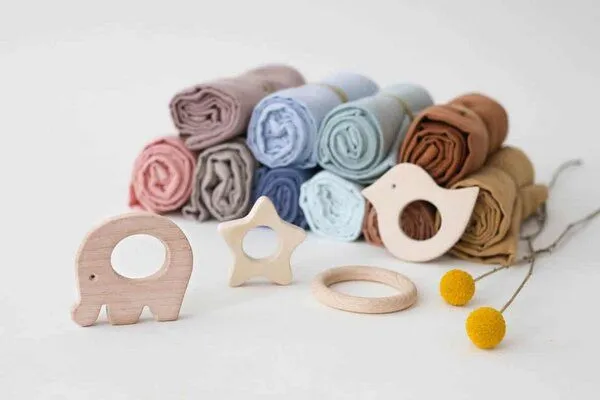 NoniKids Berlin NoniKids Berlin Schnuffeltuch Musselin Holz Greifling 10 Farben Bio Baumwolle, Koralle, – Produktbild 4 von 4