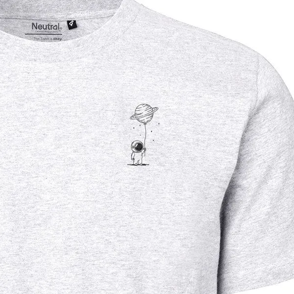 HANDGEDRUCKT HANDGEDRUCKT "Kosmokind" Unisex T-Shirt aus reiner Baumwolle (kbA), Ash grey, – Produktbild 1 von 3