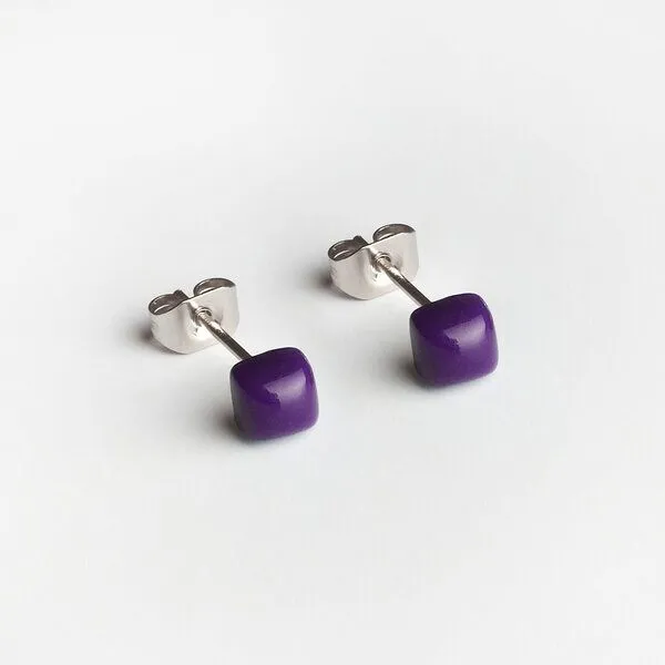 ALEXASCHA ALEXASCHA Winzige Ohrstecker aus recyceltem Glas 4mm, Amethystlila, – Produktbild 1 von 4
