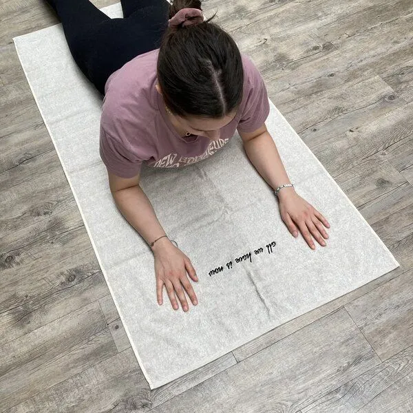 mio eco mio eco Hochwertiges Yoga Handtuch aus Retoure-Handtüchern zero waste | mit Stick limited "all we have is now" – Produktbild 1 von 4