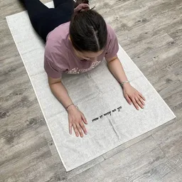 mio eco mio eco Hochwertiges Yoga Handtuch aus Retoure-Handtüchern zero waste | mit Stick limited "all we have is now" – Produktbild 1 von 1