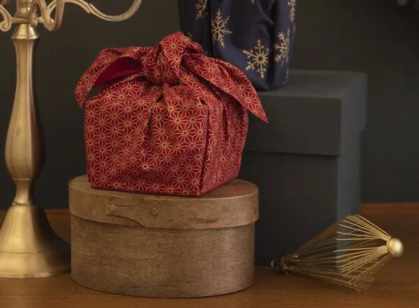 FabRap Gift Wrap FabRap Gift Wrap Wiederverwendbare Geschenkverpackung Furoshiki - Set mit drei Größen (einseitig), Ruby (dunkelrot), – Produktbild 2 von 4