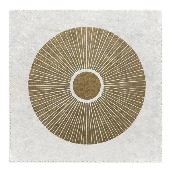 Veskor Cassiopeia Veskor Cassiopeia CENTRAL SUN Sonnen Linoldruck | 22 × 22 cm | Lichtgold auf Naturweiß – Produktbild 1 von 4