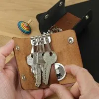 GOOD WILHELM GOOD WILHELM Hochwertiges Schlüsseletui aus pflanzlich gegerbtem Leder – Made in Germany, für 4 oder 6 Schlüssel, mit AirTag-Fach – Produktbild 1 von 1