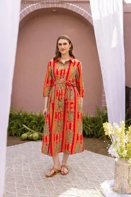 Haus of Namaste Haus of Namaste Midikleid aus Bio-Baumwolle mit Tiger-Print, Gürtel & Taschen – Rosa-orangefarbene Streifen | Ethisch, nachhaltig & fair – Produktbild 1 von 1