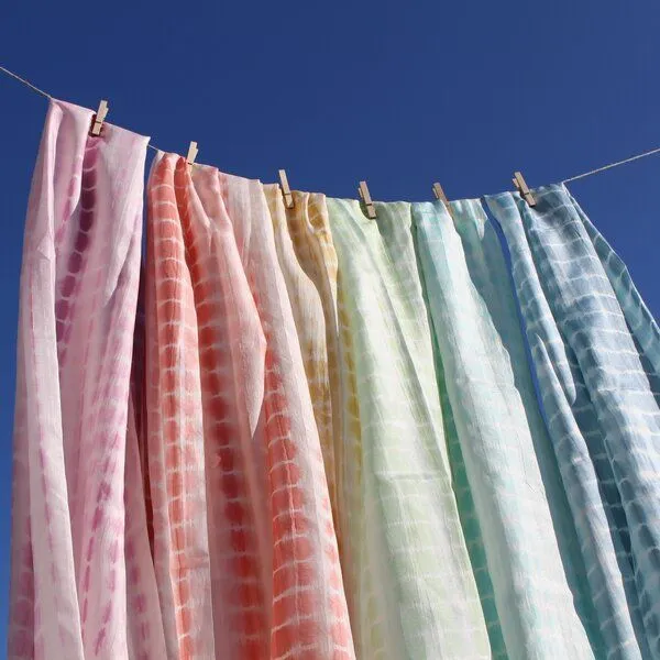 Schönes aus Indochina Schönes aus Indochina Seidenschal mit Shibori-Batikmuster, Pink, – Produktbild 1 von 2