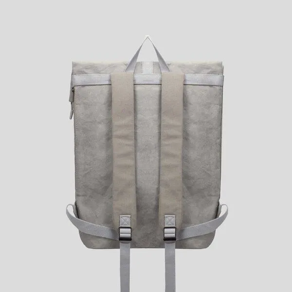 Paper & Sons Paper & Sons Großer Rolltop Rucksack aus Kraftpapier Pine, schwarz, Damen & Herren, 16 Zoll Laptopfach, 22-28 l, vegan, wasserabweisend – Produktbild 3 von 3
