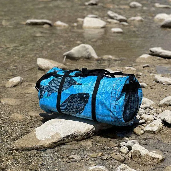 MoreThanHip MoreThanHip Wochenend- oder Sporttasche 40L aus recycelten Zement-oder Tierfuttersäcken - Jumbo, Blau - fisch, – Produktbild 1 von 4