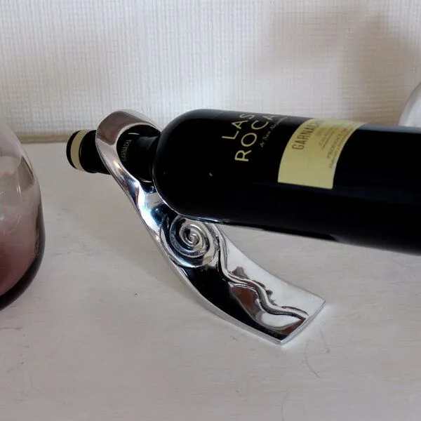 Mitienda Shop Mitienda Shop Weinflaschenhalter aus Zinn "Spirale" – Produktbild 3 von 4