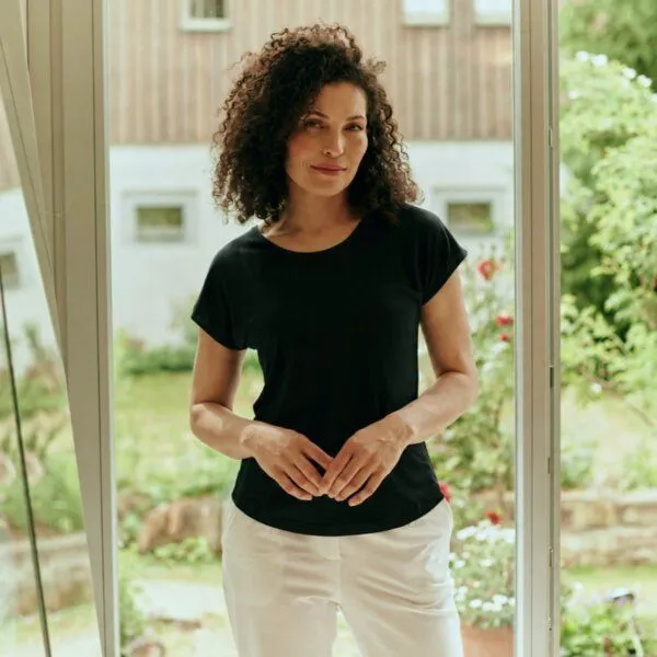 Kokon Zwo Kokon Zwo Basic Shirt mit überschnittenem Arm 43% Seide (peacesilk), 17% Leinen, Schwarz, – Produktbild 1 von 1