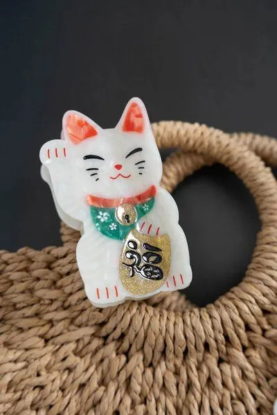 by Vivi. by Vivi. Haarklammer Glückskatze / Maneki-neko – Produktbild 2 von 2