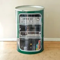Lockengelöt Lockengelöt HiFi Vitrine aus einem Hamburger Ölfass, Moosgrün (gepulvert), – Produktbild 2 von 3