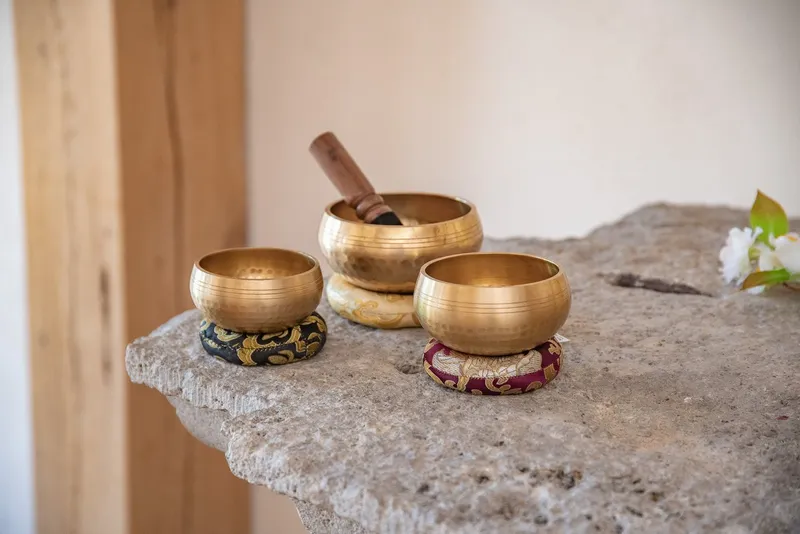 naturling naturling Klangschalen Messing 3er Set mit Klöppel und Kissen – Produktbild 7 von 7