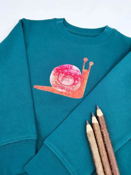 MelaDi Meladi Kinder Sweater aus Biobaumwolle - Schnecke auf Forrest Green, Natural white, – Produktbild 3 von 6