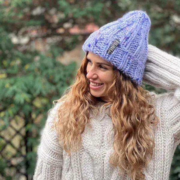 PANAPUFA PANAPUFA Handgestrickte Chunky Beanie – 90 % Merinowolle, 10 % Seide, Miro silber blau, – Produktbild 4 von 4