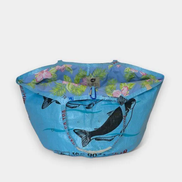 REFISHED fair fashion REFISHED fair fashion Tasche 'SOULMATE WATERPROOF' Limitierte Edition! - upcycelte Fischfuttersäcke, #fish hellblau/#wp hibiskus, – Produktbild 3 von 4