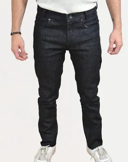 Aatise Aatise Straight fid mid-raise Jeans schwarz aus Bio-upgecycelter Baumwolle – Produktbild 1 von 1