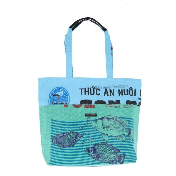 MoreThanHip MoreThanHip Reißverschluss Shopper-Tasche aus recyceltem Reis-, Tierfutter- oder Zuckersack – Moni, Fisch - grün blau, – Produktbild 1 von 4
