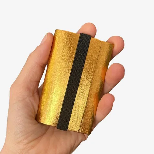 ANDERS & KOMISCH ANDERS & KOMISCH Kartenetui mit Münzfach - Reise Geldbeutel - A&K TINY Gold, Schwarz, – Produktbild 1 von 4