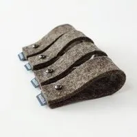 matilda k manufaktur matilda k. manufaktur Tropfenfänger aus Filz mit Geschenkkarte für Weinflaschen 'gustav', 4 x braun, – Produktbild 1 von 1