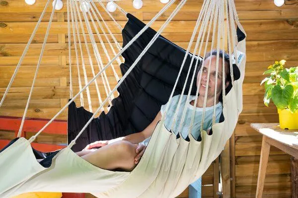 MacaMex MacaMex SoftChair Hängestuhl XL mit Fußablage gepolstert, wetterfest, Schwarz/creme, – Produktbild 2 von 4