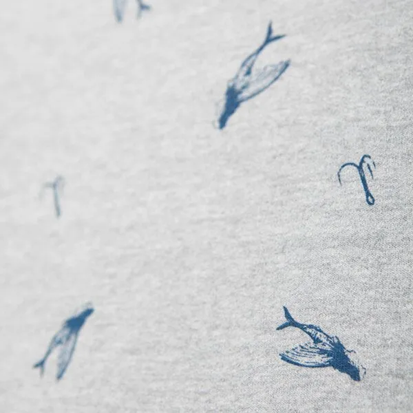 The Driftwood Tales The Driftwood Tales Allover bedrucktes 'DRIFTWOOD FISHING Co. Baumwolle Rundhals Sweater, Blau-allover, – Produktbild 3 von 3