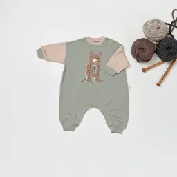 tetoi-vienna tetoi-vienna TENCEL Babyoverall "Alpenflausch Bär" kuscheliger Strampler – Produktbild 1 von 1