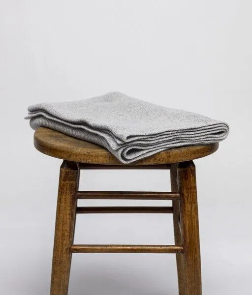 obumi obumi SCHAL AUS KASCHMIR (100% RECYCLED), Soft grey, – Produktbild 4 von 4