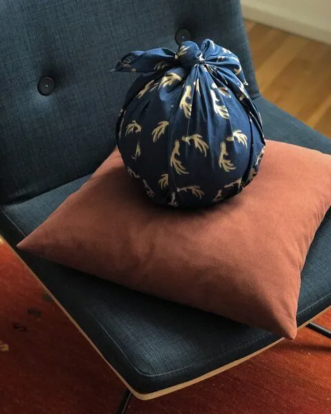 FabRap Gift Wrap FabRap Gift Wrap Wiederverwendbare Geschenkverpackung Furoshiki - Set mit drei Größen (einseitig), Midnight reindeers (blau gold), – Produktbild 4 von 4