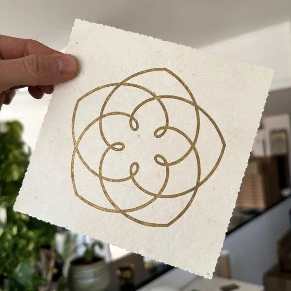 Veskor Cassiopeia Veskor Cassiopeia VENUS FLOWER Heilige Geometrie Linoldruck | 16 × 16 cm | Gold auf Naturweiß – Produktbild 4 von 4