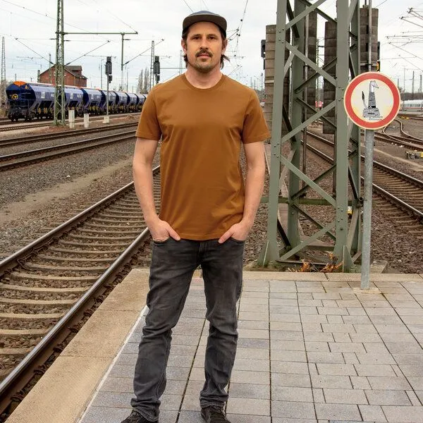 Cmig Cmig Reisekoffer T-Shirt für Herren in roasted orange – Produktbild 3 von 4