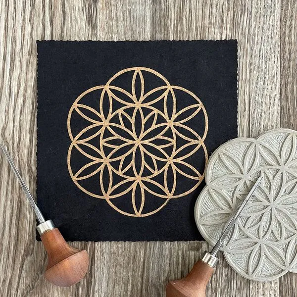 Veskor Cassiopeia Veskor Cassiopeia FLOWER PETALS OF LIFE Heilige Geometrie Linoldruck | 16 × 16 cm | Gold auf Schwarz – Produktbild 4 von 4