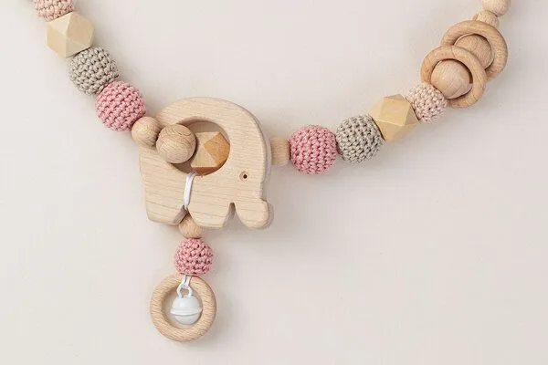 NoniKids Berlin NoniKids Berlin Kinderwagenkette Holz *Elefant Glocke* 2 Farben | Bio Baumwolle, Rosa, – Produktbild 4 von 4