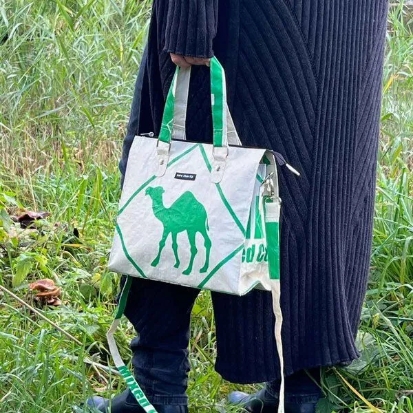 MoreThanHip MoreThanHip Damen Schultertasche aus recycelten Zement- oder Fischfuttersäcken - Dara, Creme/grün - kamel, – Produktbild 1 von 4