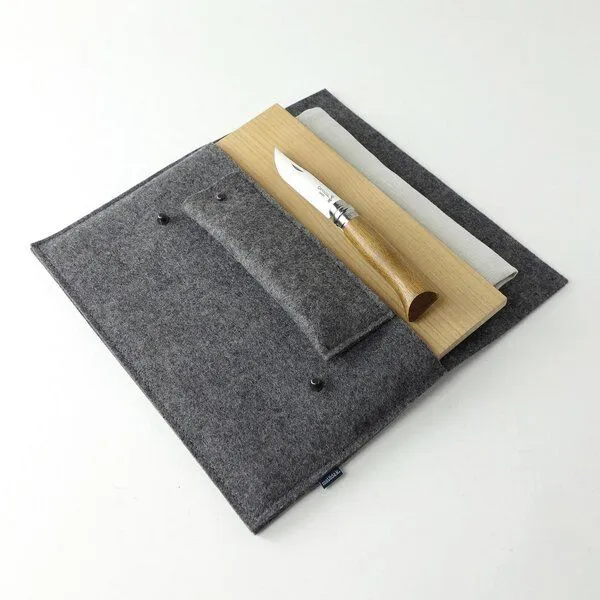 matilda k. manufaktur matilda k. manufaktur Brotzeit-Set bestehend aus Wollfilz-Tasche komplett mit Kirschholz-Schneidbrett , Opinel-Messer und Leintuch, Dunkelgrau mit leinentuch, – Produktbild 1 von 1