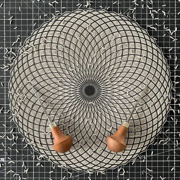Veskor Cassiopeia Veskor Cassiopeia LOTUS DES LEBENS Heilige Geometrie Linoldruck | 40 x 40 cm | Kupfer auf Petrolblau – Produktbild 3 von 4