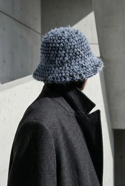 KnitToChange KnitToChange Handgehäkelter Bucket Hat aus Mohair-Mischung – Blau – Produktbild 3 von 4