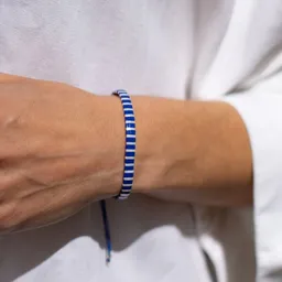 juni juni Gestreiftes Perlenarmband "Coco" rouge und bleu im Breton Stil - in rot oder blau – Produktbild 1 von 1