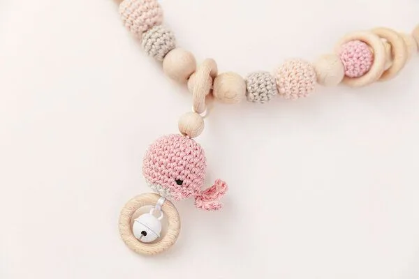 NoniKids Berlin NoniKids Berlin Kinderwagenkette Holz *Amigurumi Wal Rassel* 3 Farben | Bio Baumwolle, Rosa, – Produktbild 3 von 3